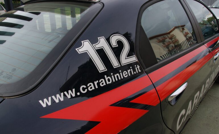 Rapina, lesioni ed estorsione: quattro arrestati dai carabinieri, usavano come trappola un’app per incontri