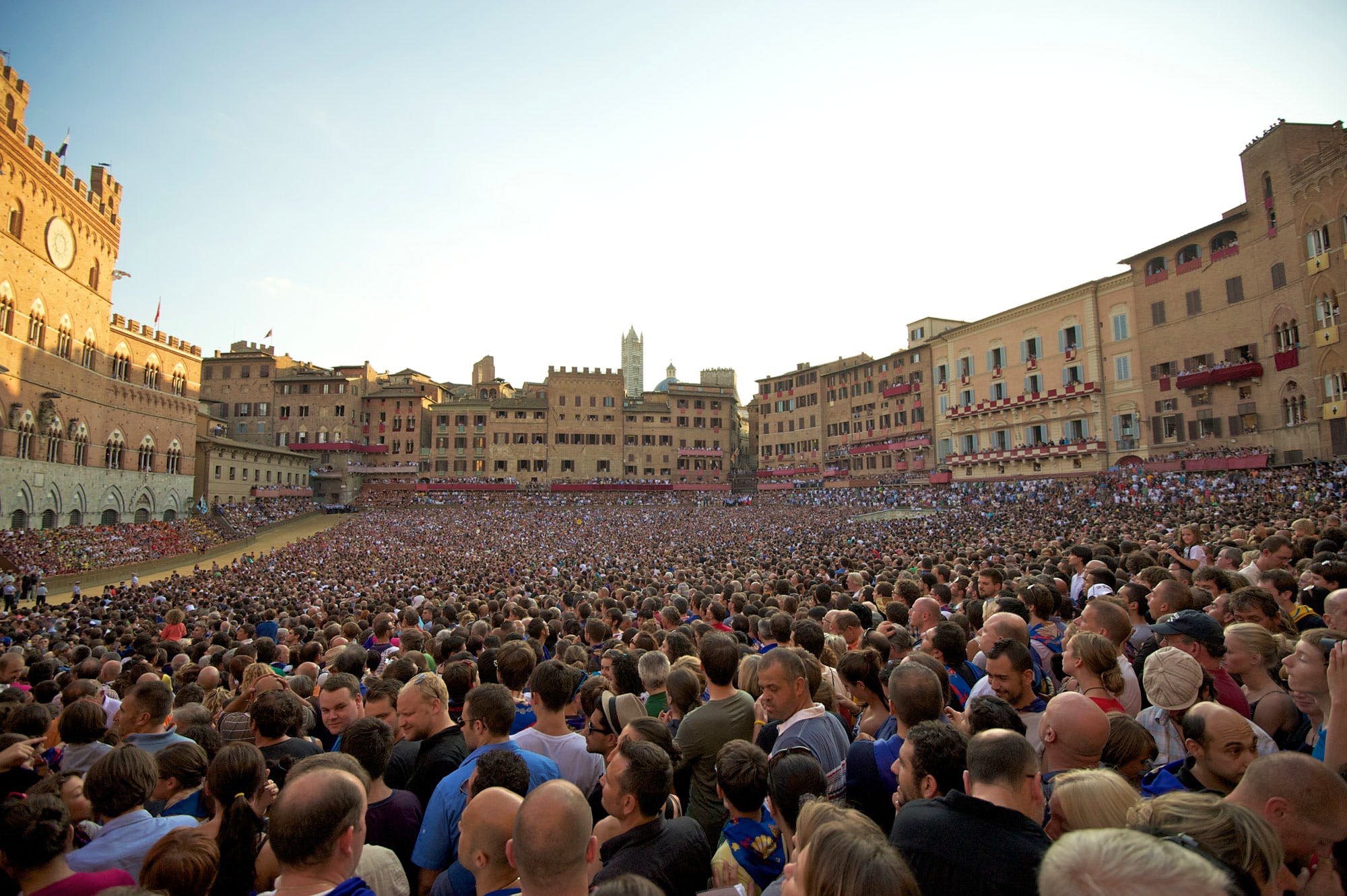 Palio d’agosto, ecco le proposte di sanzione: un Palio di squalifica per l’Aquila, uno per la Torre. Cinque carriere per Bighino