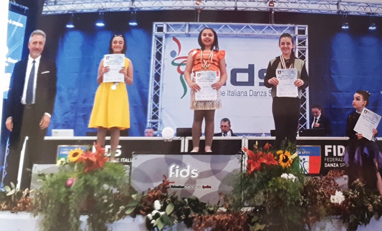 Le giovani atlete senesi della scuola di ballo Mg Siena conquistano il primo posto nei campionati regionali FIDS Toscana, interregionali Toscana e Umbria.