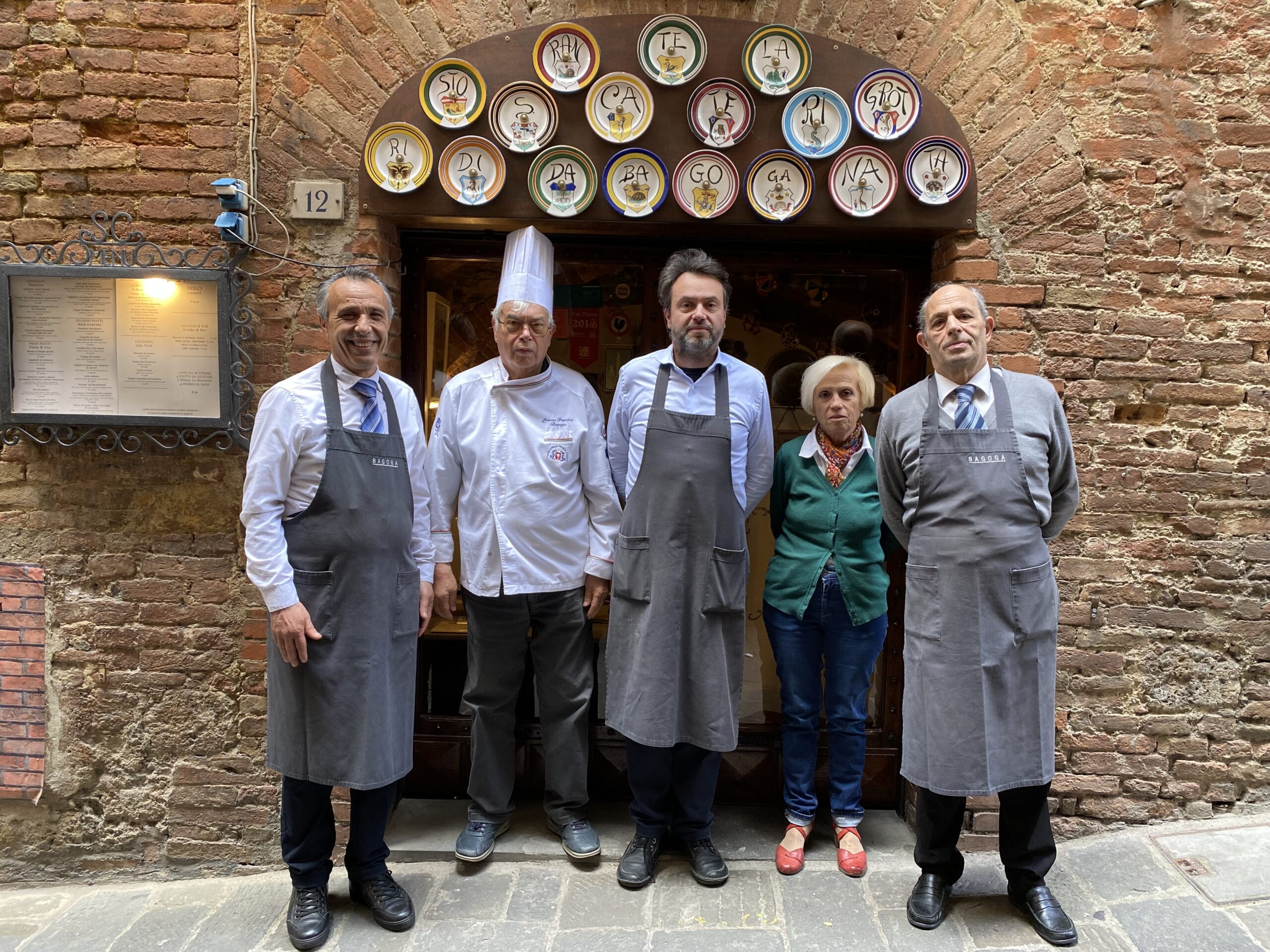 La Grotta di Santa Caterina compie 50 anni: la storia di Bagoga e del ristorante che a Siena è una “seconda casa”