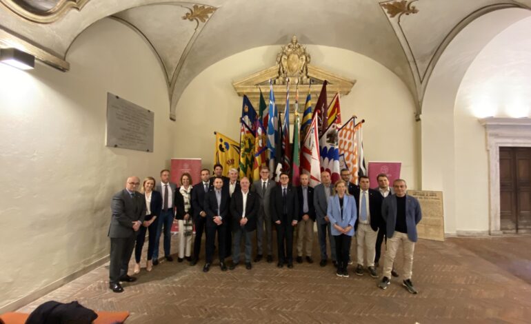Il Magistrato delle Contrade dona all’università le bandiere delle 17 Contrade