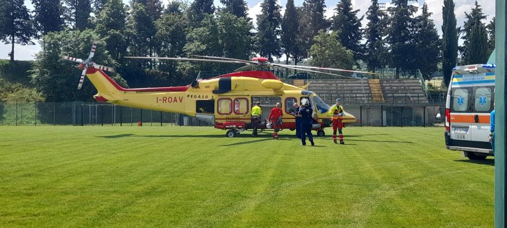 Poggibonsi, bimbo di cinque anni vola giù dal balcone