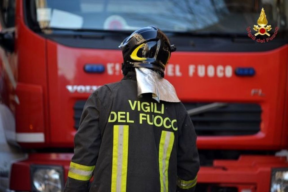 Poggibonsi, grossa infiltrazione d’acqua in un palazzo, evacuate alcune famiglie