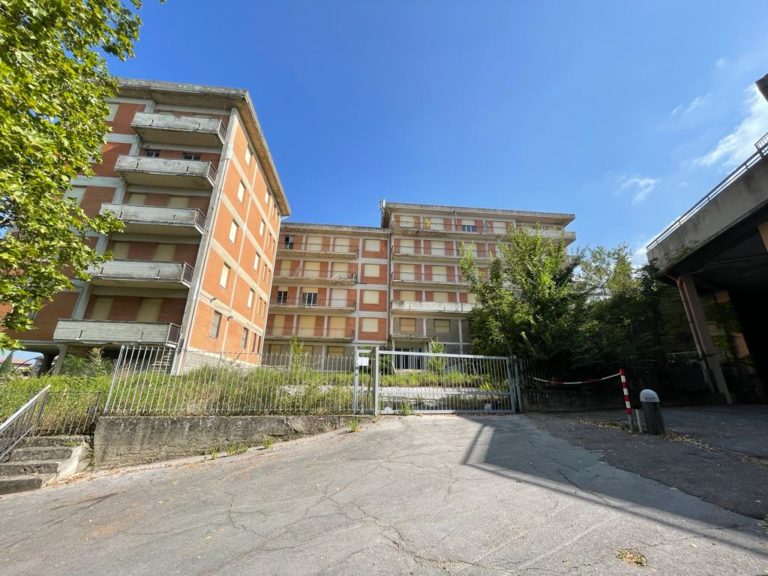 Da palazzo abbandonato a residenza universitaria: il piano dell’Agenzia del Demanio per l’ex-sede di Vico Alto