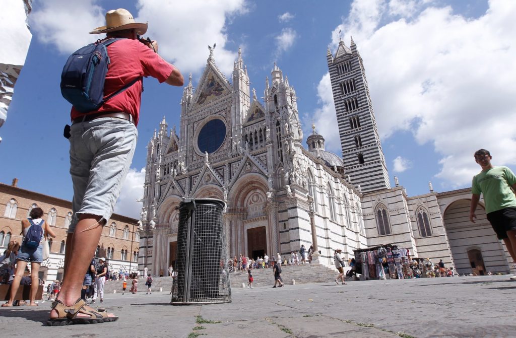 Una nuova legge per tutelare le guide turistiche. Cecilia Mostardini: “Anche Siena si unisce nella lotta agli abusivi”