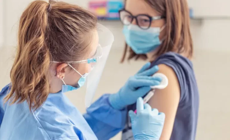 Vaccini contro Covid-19 e influenza, possibile prenotare sul portale regionale