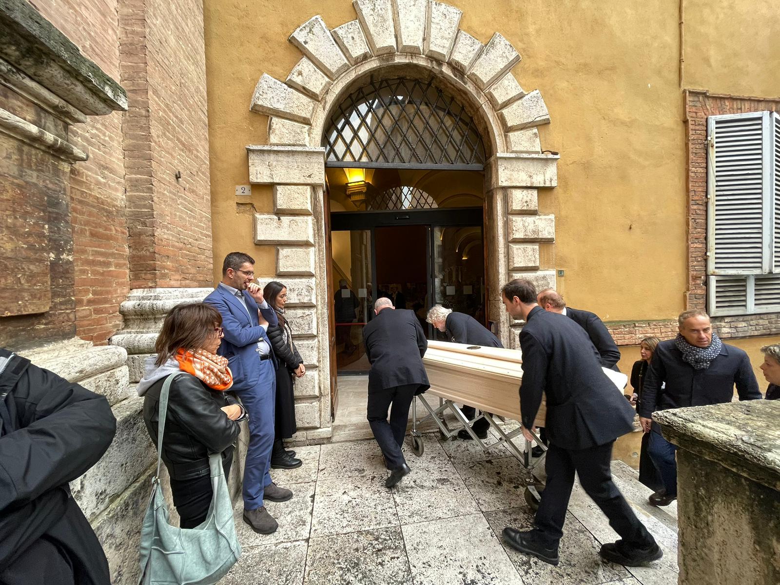 Luigi Berlinguer, aperta la camera ardente all’Università, il figlio: “L’affetto di tutta Italia ci ha sommerso”