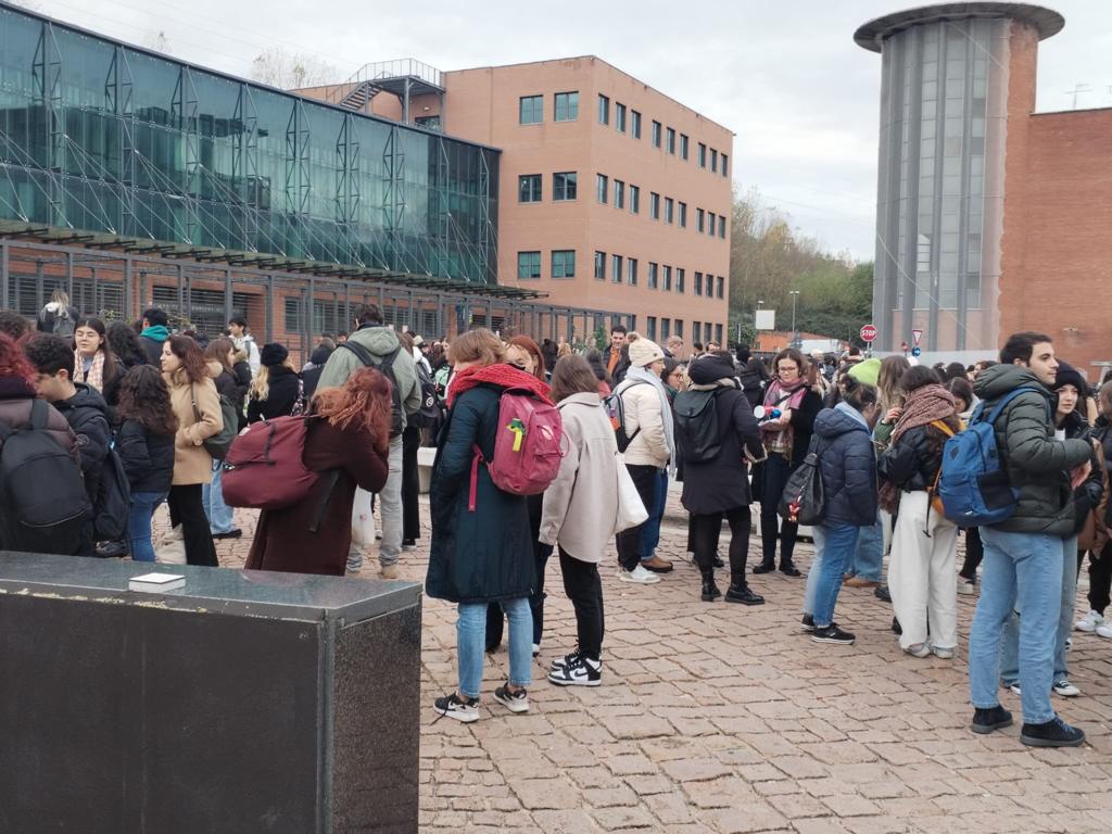 “C’è una bomba in ogni piano”: evacuata l’Università per Stranieri di Siena