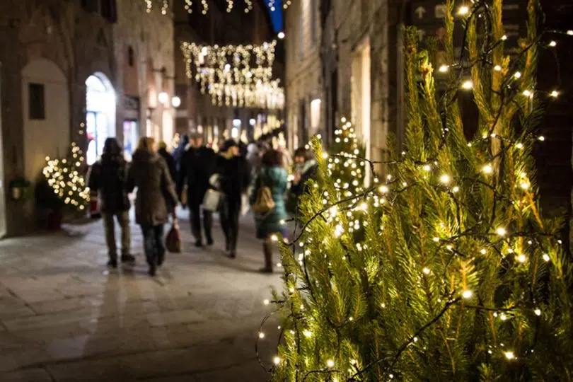 Si accendono le luminarie cittadine, al via la festa continua del Natale senese