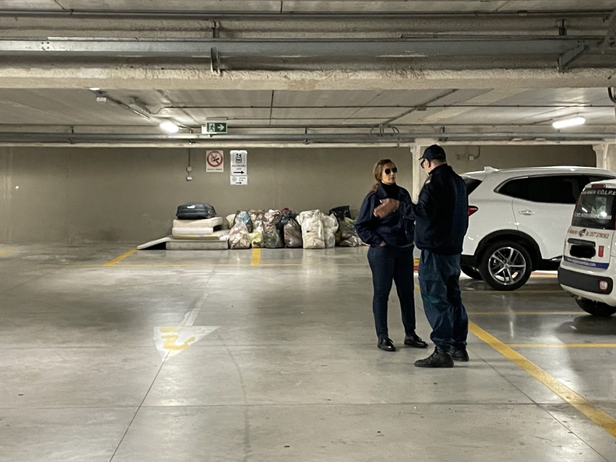 Trasferiti i migranti dal parcheggio Il Duomo. E nella struttura tornano i vigilantes