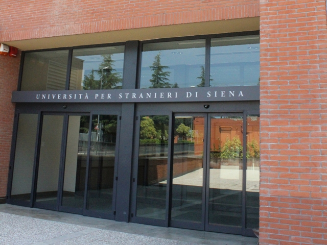 Università per Stranieri, confermato lo stop alle lezioni per il Ramadan: “Mandiamo un segnale, l’Occidente è complice del massacro a Gaza”