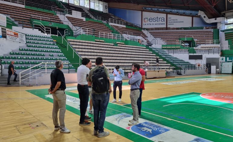 Palasport di viale Sclavo, riconsegnato il campo centrale