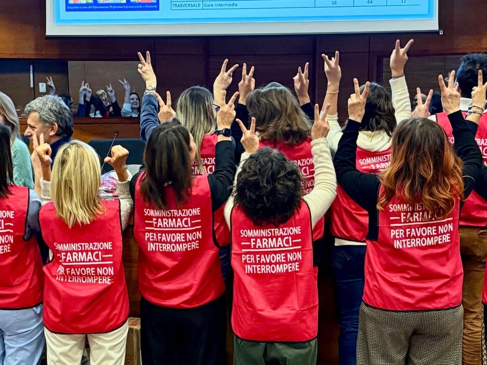 “Somministrazione farmaci. Per favore non interrompere”, consegnate le nuove pettorine al personale infermieristico dell’Asl Tse