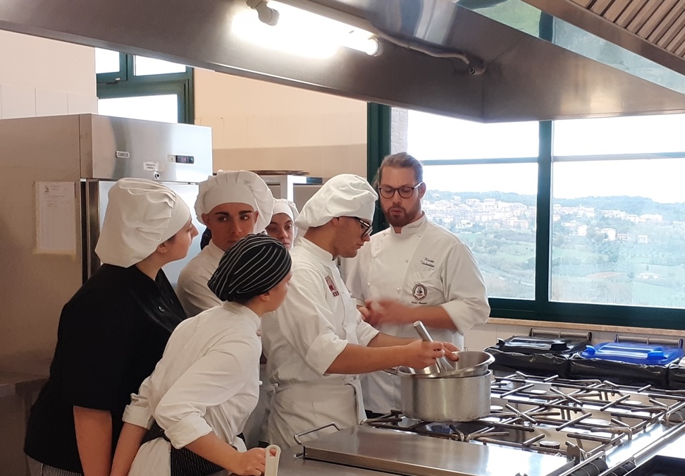 I cuochi di domani s’incontrano a Chianciano. La pasta 3D del Santa Chiara Lab nel menu per la raccolta fondi Telethon