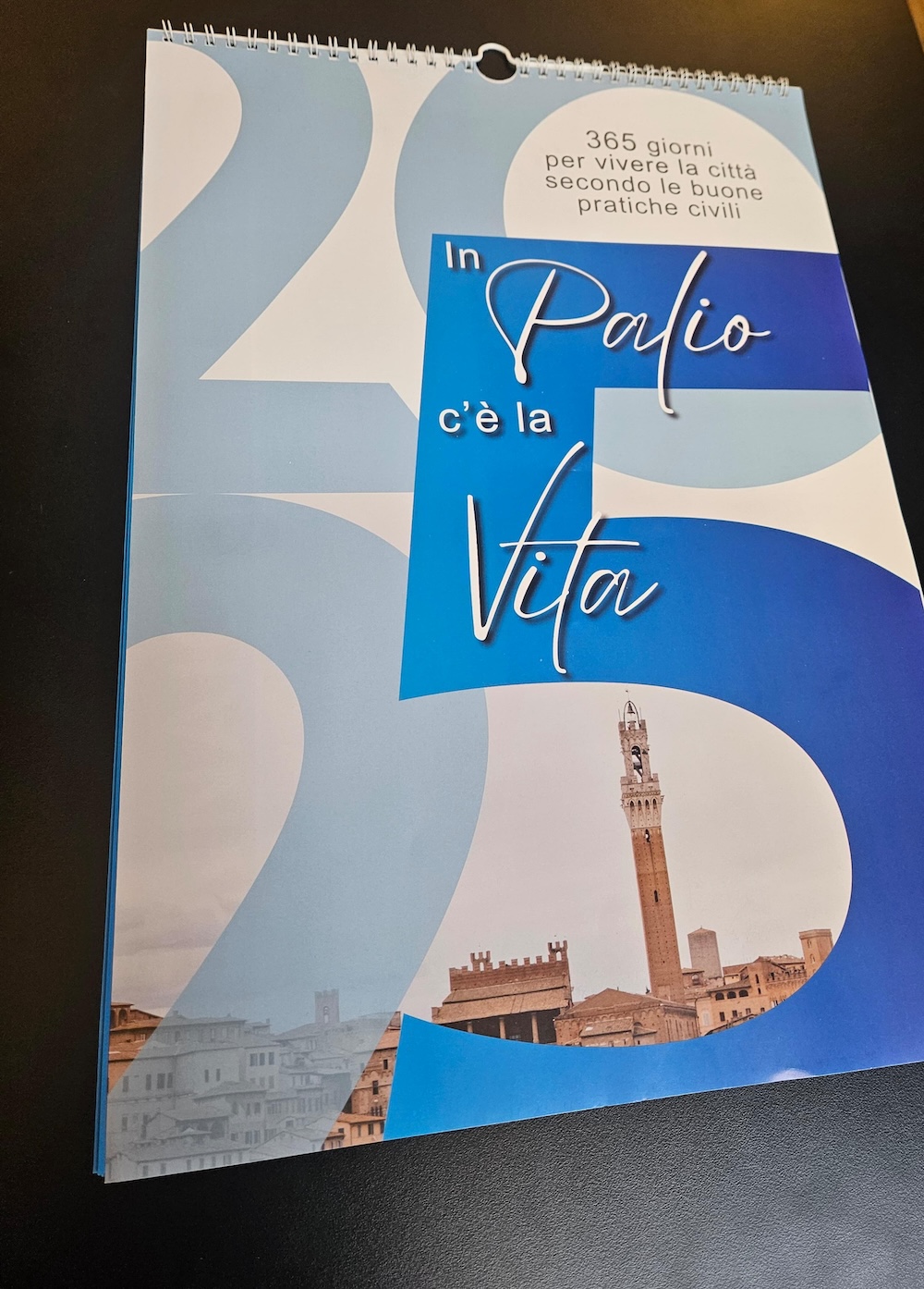 “In Palio c’è la vita”, il calendario della Polizia Municipale di Siena arriva a teatro tra sicurezza e prevenzione. Il ricavato alla Lilt