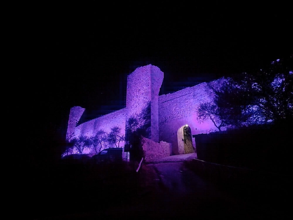 Castello di Monteriggioni, conclusa l’operazione di efficientamento energetico e riqualificazione dell’illuminazione delle mura
