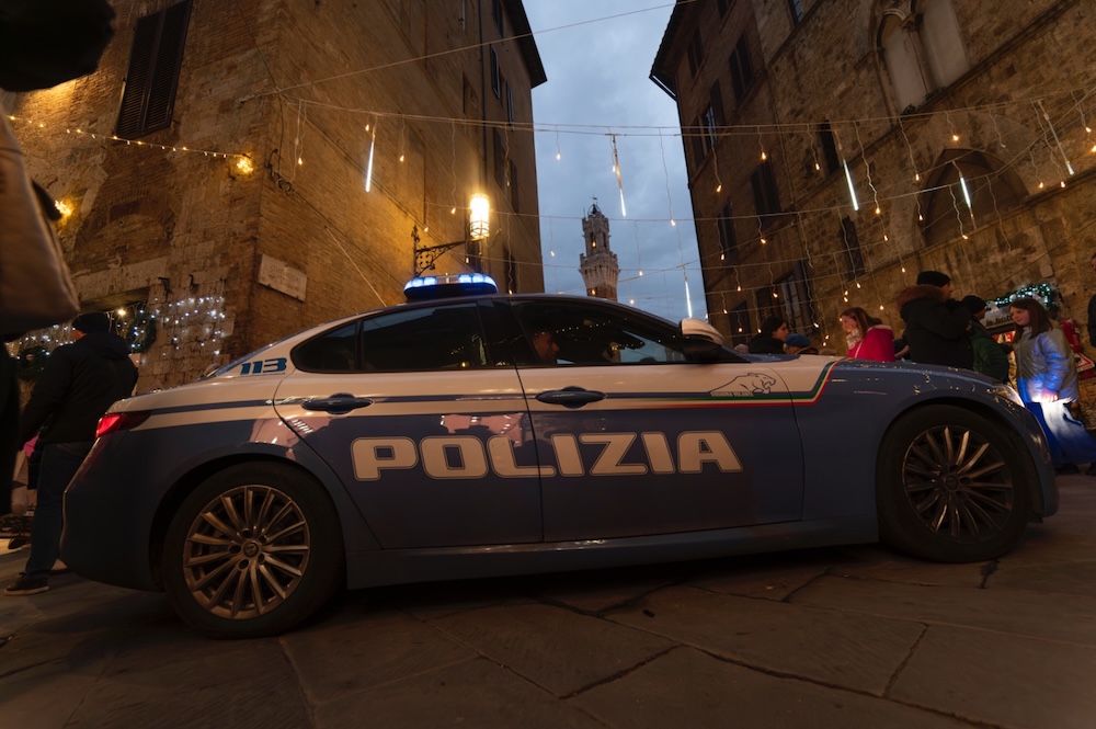 Siena, denunciati due minorenni per tentata rapina in concorso. Avrebbero usato male lo spray al peperoncino contro la presunta vittima spruzzandoselo in faccia