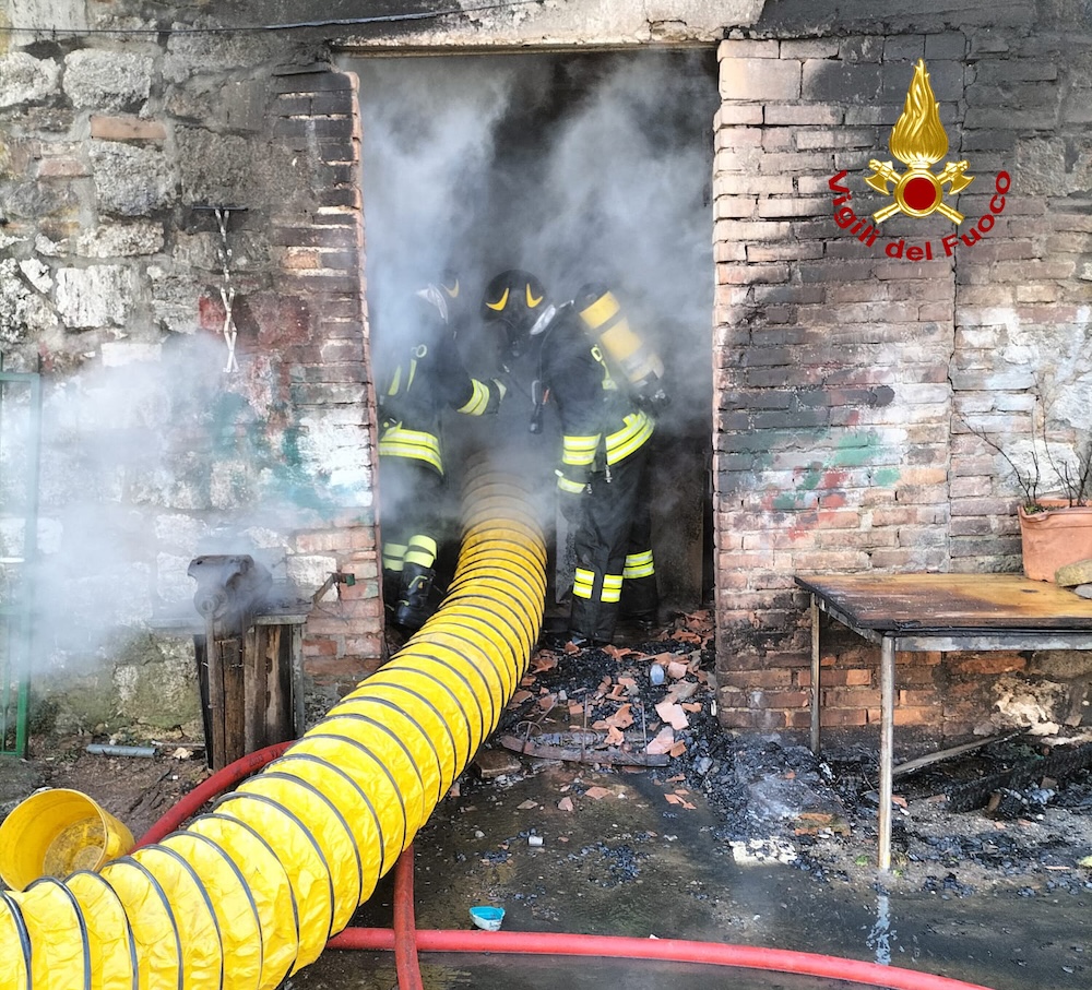 Incendio in un garage a Monticiano, una persona al 118