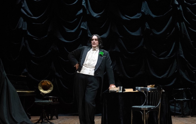 Oscar Wilde apre il 2025 dei Teatri di Siena. Daniele Pecci sul palco con “Divagazioni e Delizie”