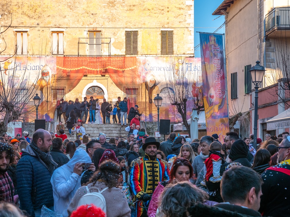 Il Carnevale di Asciano festeggia 50 edizioni: tutti gli eventi in programma dal 16 febbraio al 2 marzo nel cuore delle Crete Senesi