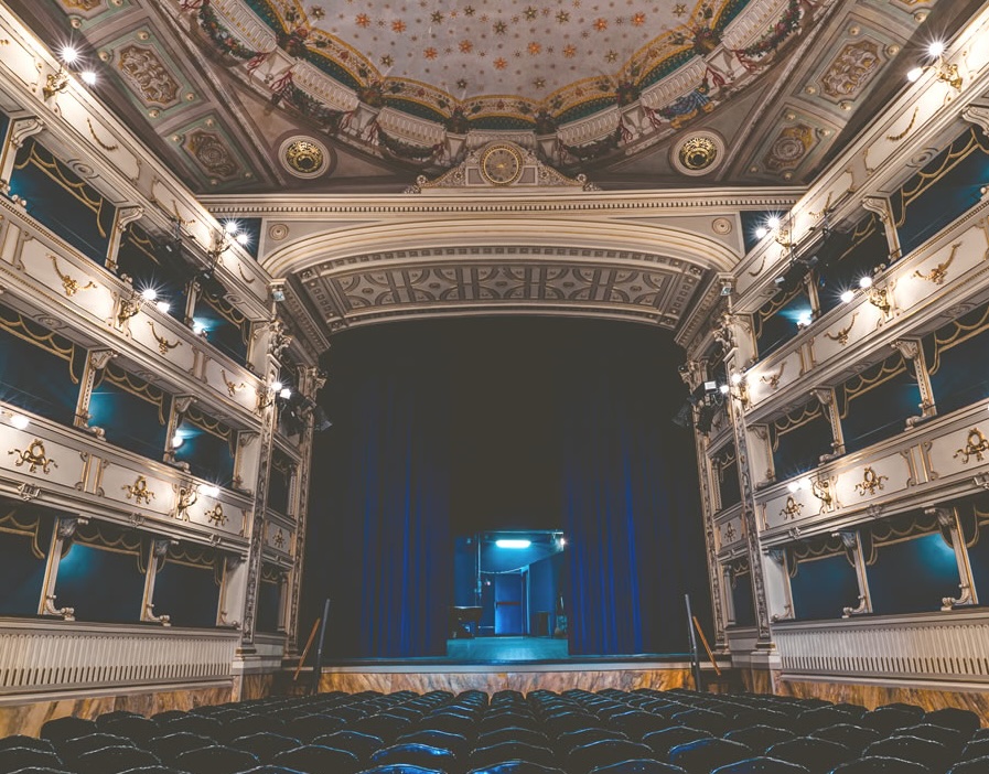 “Non per galanteria”, arriva al Teatro dei Rozzi lo spettacolo dedicato alle 21 Madri della Costituzione