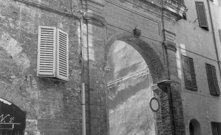 Siena, il consiglio comunale delibera la presa d’atto dell’acquisizione dell’arco di Fontegiusta