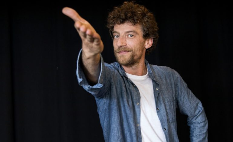 Maurizio Lastrico fra teatro e cabaret per il “Sipario Rosso” dei Teatri di Siena