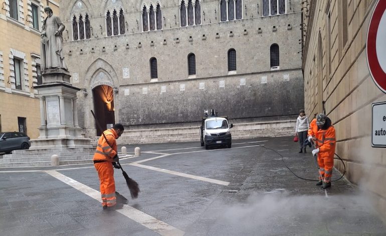 Igienizzazione e pulizia, via agli interventi nel centro storico con una macchina di ultima generazione