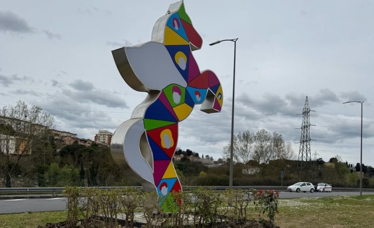 Il “Pegaso” di Lodola valorizza la rotonda di via Bianchi Bandinelli