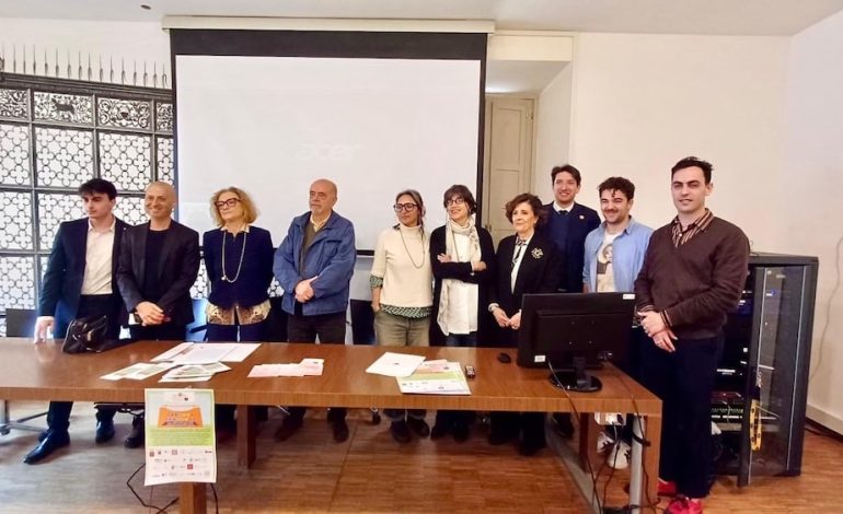 “Parole in Cammino” e “100 Canti per Siena” celebrano la lingua italiana con il tavolo letterario 2025. Appuntamento al Santa Maria della Scala dal 10 al 13 aprile