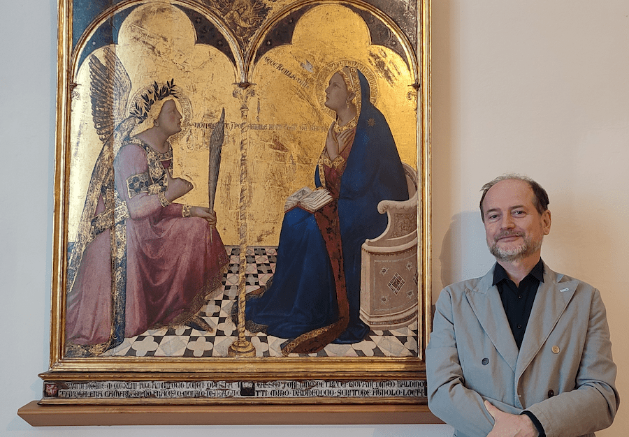 “L’Annunciazione” di Ambrogio Lorenzetti è tornata in Pinacoteca: sabato 12 luglio apertura serale straordinaria e incontro sul restauro della bandiera dell’Istrice
