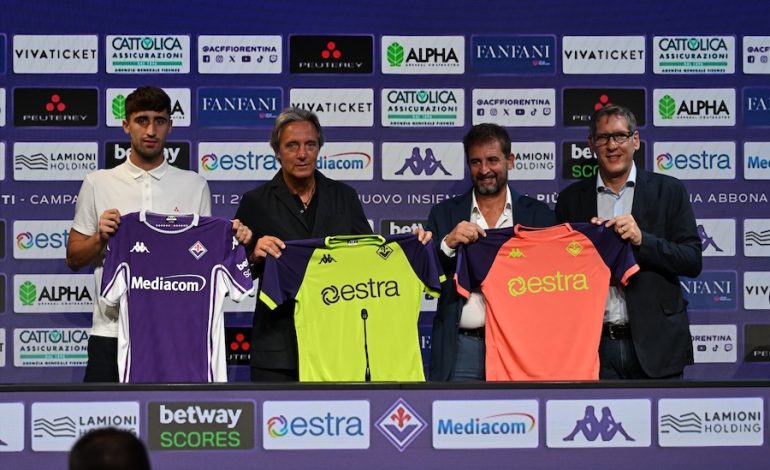 Estra sulle maglie di allenamento di prima squadra e Primavera della Fiorentina