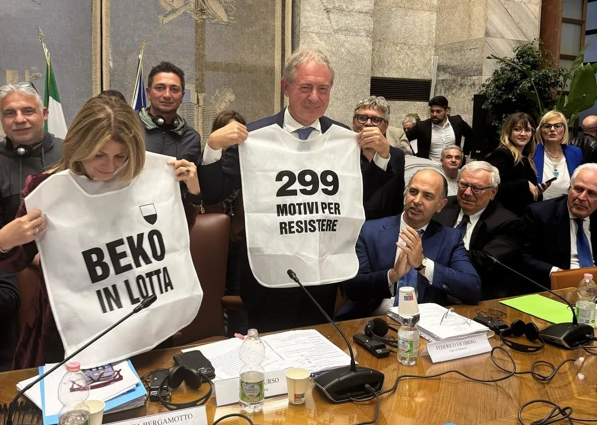 Beko, sottoscritto accordo preliminare per la compravendita dello stabilimento di Siena. Urso: “Mantenuti tutti gli impegni”. Fabio: “Dal Comune pochi annunci ma tanto lavoro”