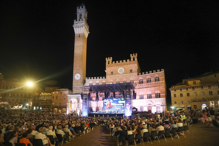 “Sboccia l’Estate”, 5.000 persone in Piazza del Campo per l’omaggio a Franco Battiato. Bocciarelli: “Il calore della gente la vera ricompensa”