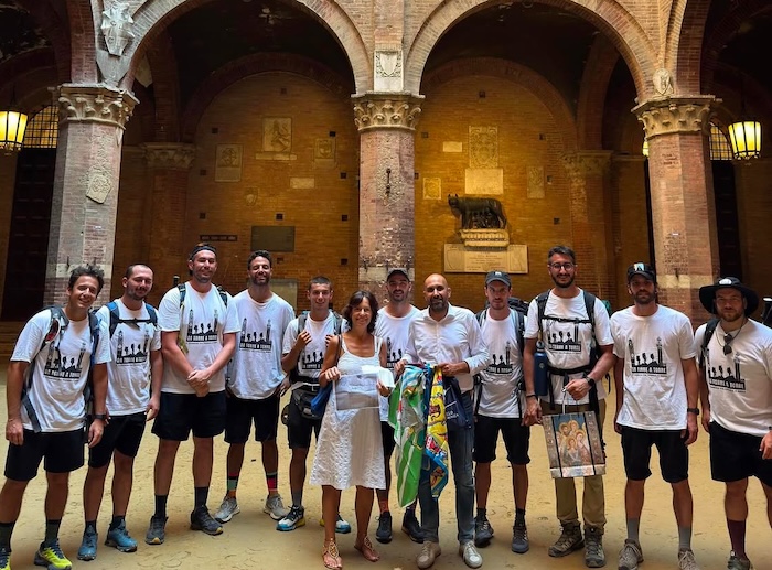 La storia dei ragazzi di Faenza, a piedi fino a Siena per vedere il Palio