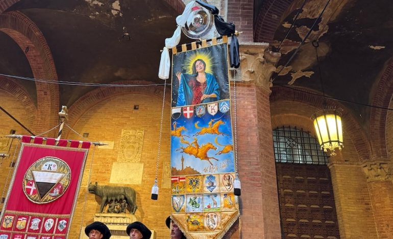 Svelato il Drappellone dipinto da Francesco De Grandi. “Sfida intensa e coinvolgente”