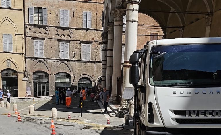 Mezzo di Sei Toscana si rompe e sversa olio in centro storico