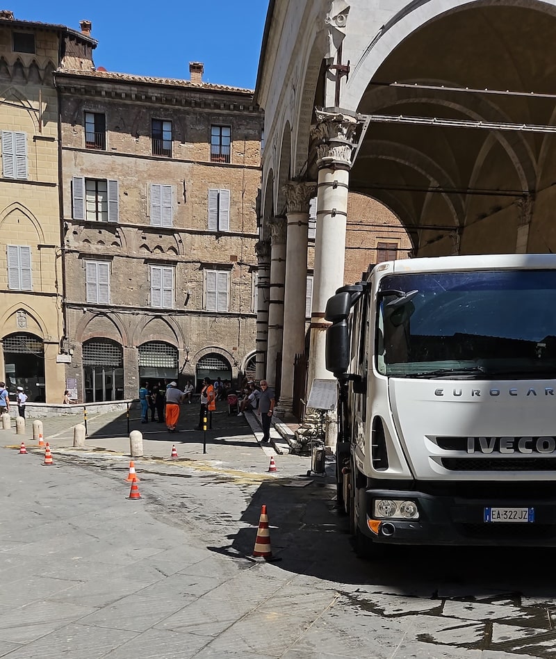 Mezzo di Sei Toscana si rompe e sversa olio in centro storico