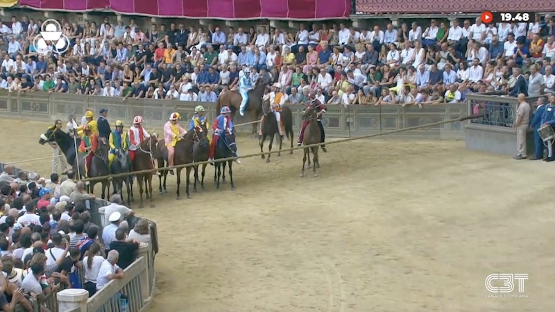 Palio dell’Assunta, vince il Valdimontone. Trionfa Gingillo su Anda e Bola – VIDEO