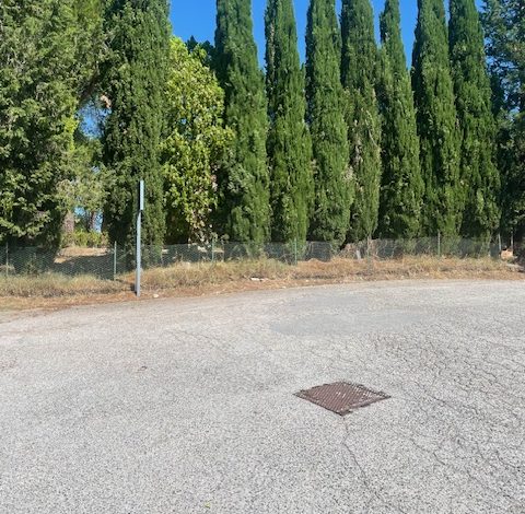 Riorganizzazione rifiuti, la protesta dei residenti in Strada di Istieto: “Sparite le quattro postazioni di cassonetti, disagi enormi”