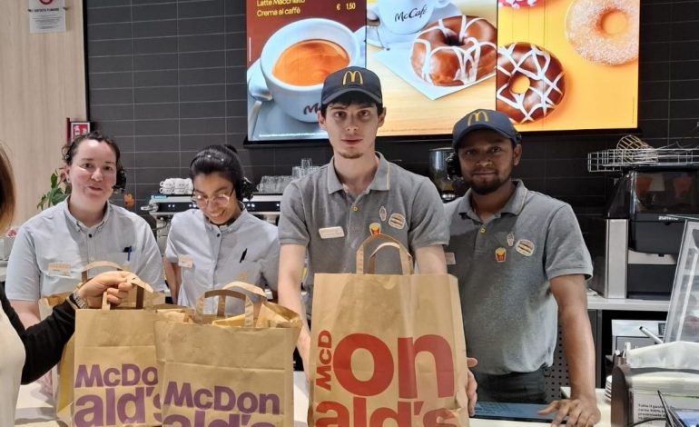 Siena, da McDonald’s quaranta pasti a settimana ai fragili della parrocchia dell’Alberino