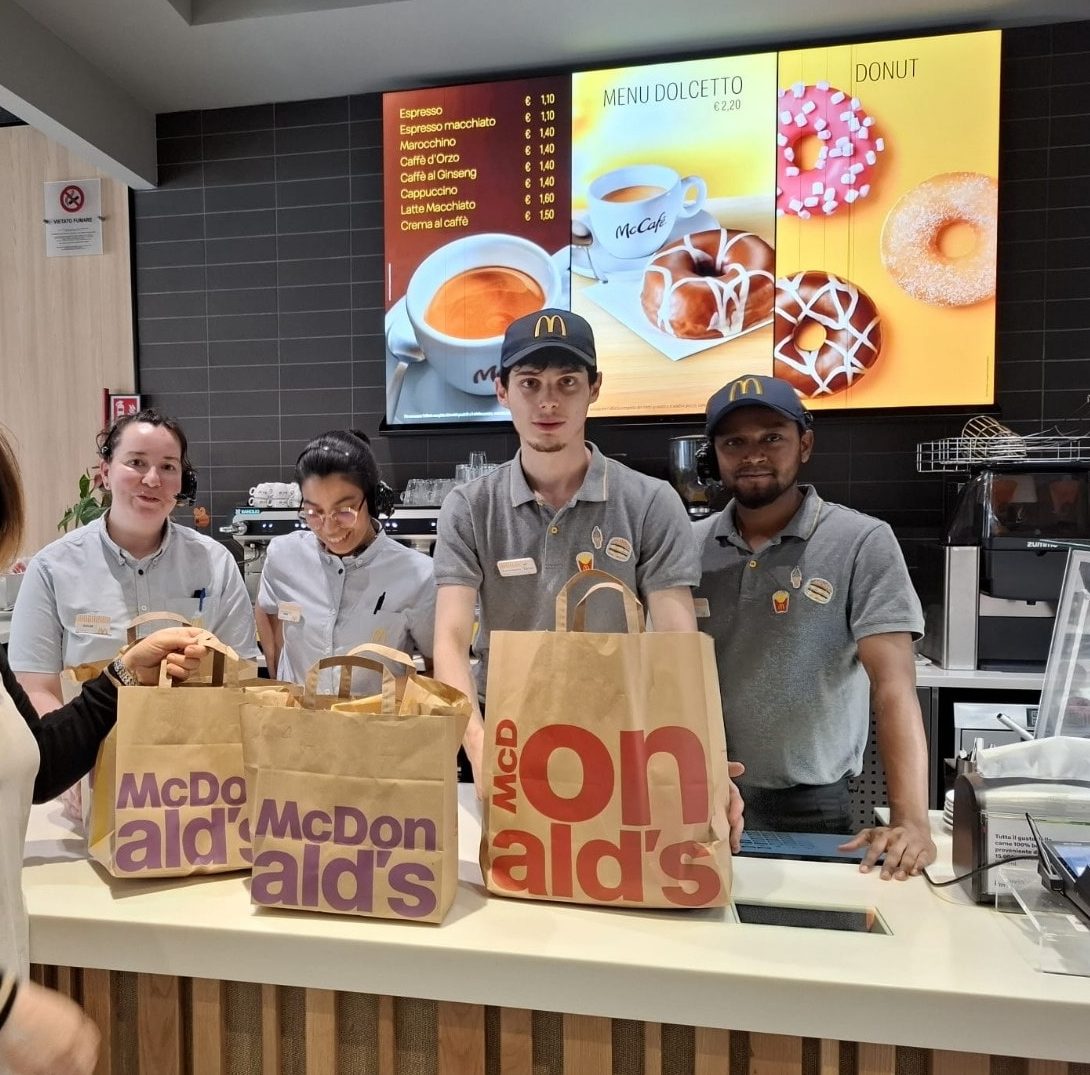 Siena, da McDonald’s quaranta pasti a settimana ai fragili della parrocchia dell’Alberino