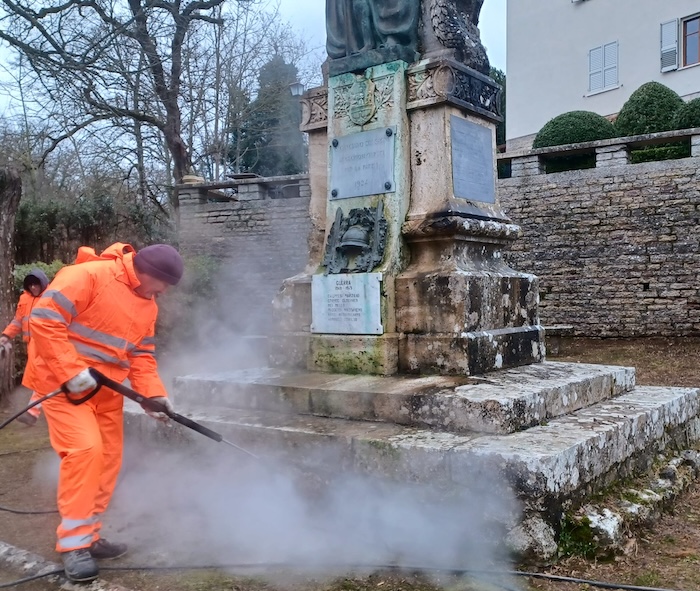 San Casciano dei Bagni, pulizia e igienizzazione del Monumento ai Caduti di Viale Manciati