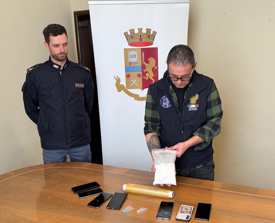 Il rigonfiamento nei pantaloni insospettisce gli agenti: trovati con mezzo chilo di cocaina, arrestati