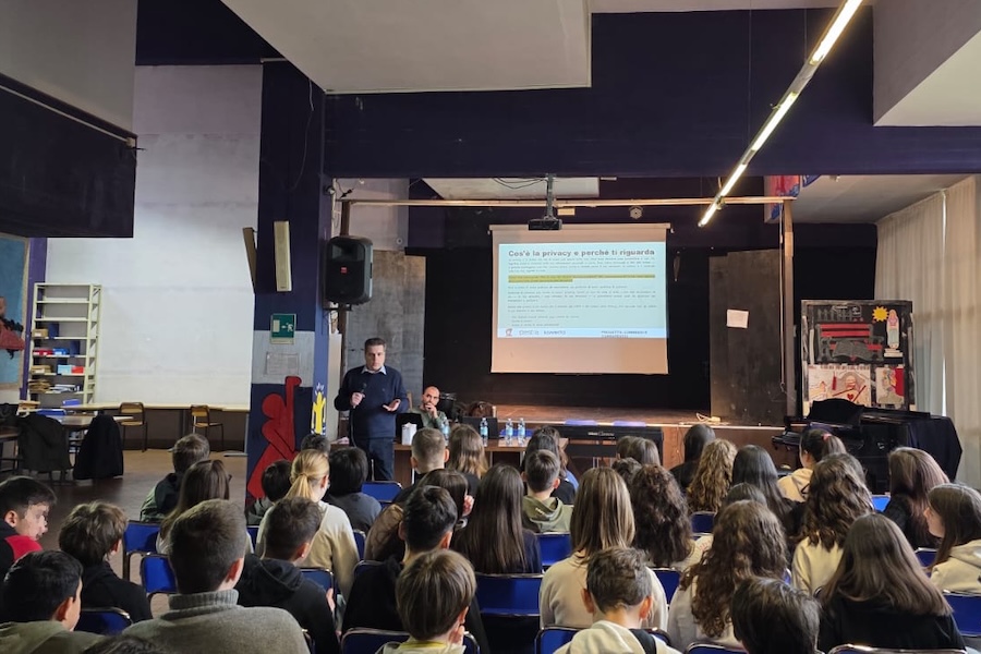 Studenti e insegnanti a scuola di privacy, sicurezza informatica e uso consapevole delle tecnologie digitali con Estra, Federprivacy e Konecta