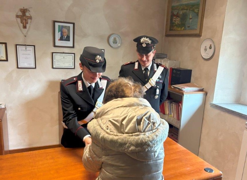 Truffa del finto maresciallo a Sinalunga: anziana raggirata, recuperato l’oro grazie alle indagini