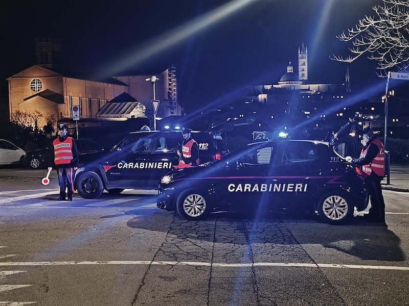 Maxi-controlli dei Carabinieri nel senese: tre denunce e un locale sospeso a Poggibonsi