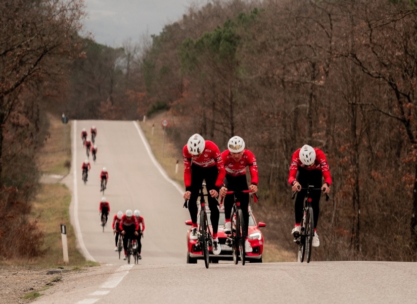 Ciclismo, il team Vangi ufficializza la collaborazione con la UAE Emirates