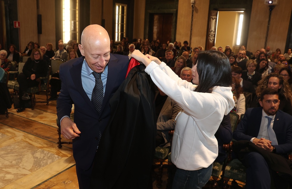 L’Università di Siena ha conferito la laurea ad honorem al professor Dario Neri, figura esemplare di scienziato e imprenditore