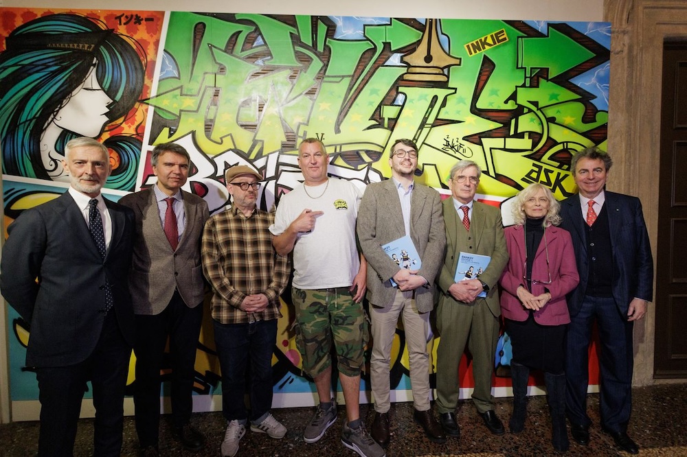 Alle radici di Banksy: a Palazzo Fava a Bologna oltre 300 opere raccontano gli esordi dello street artist e il mondo in cui si è formato il celebre artista britannico